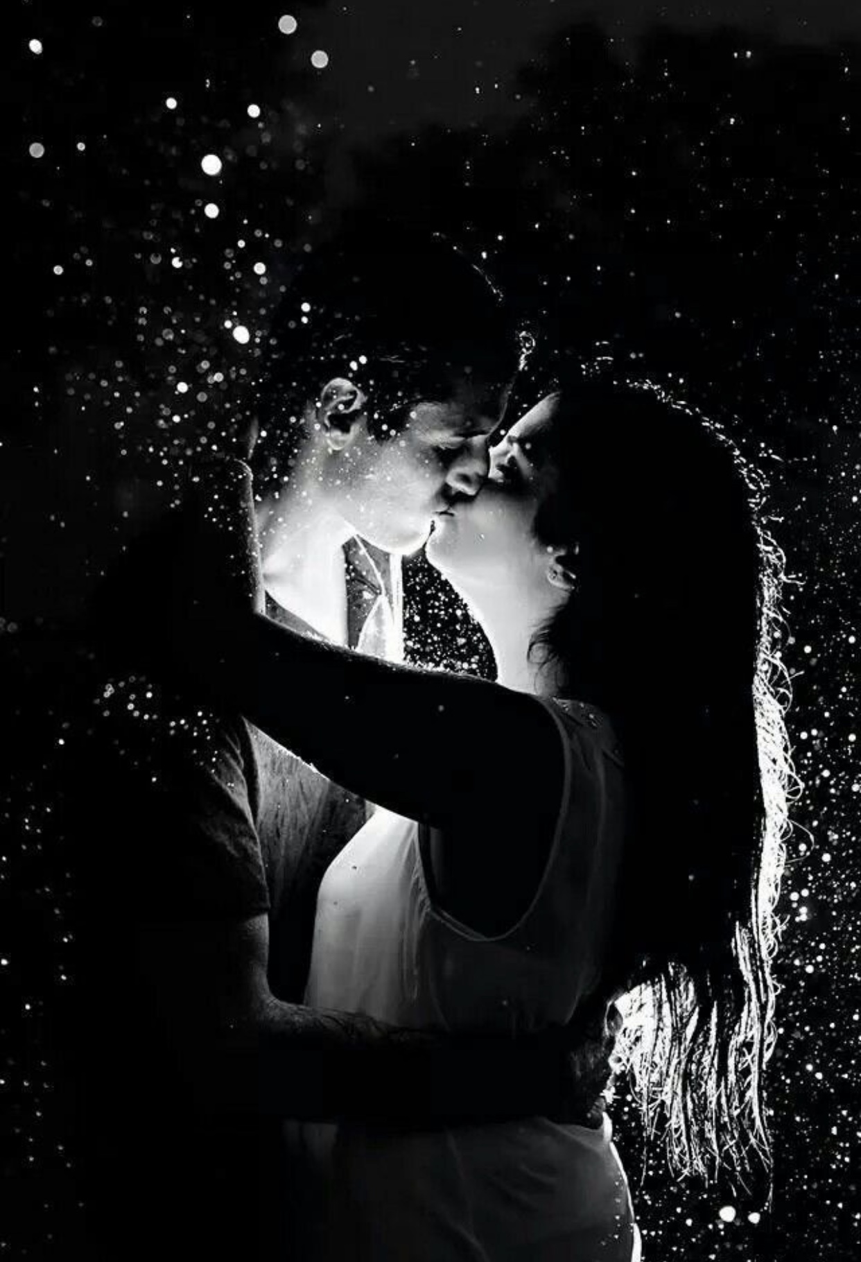 Мужчина ночью обнимает. Влюбленные ночью. Красивый поцелуй. Ночь любви. Романтический поцелуй.
